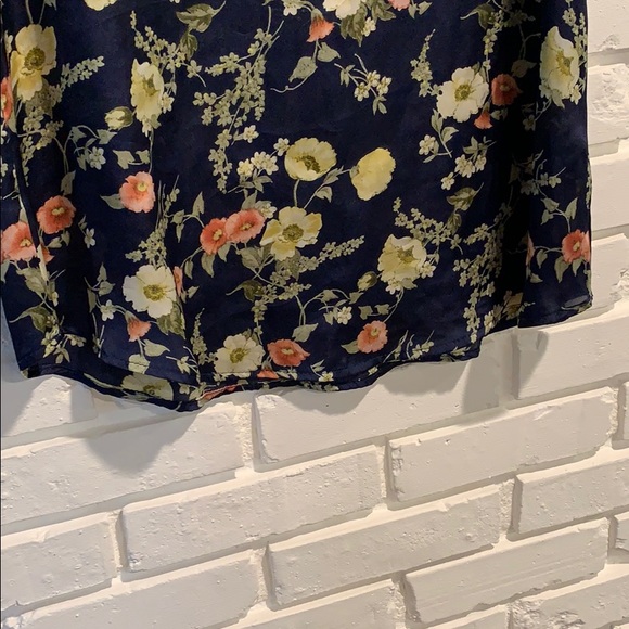 Silky floral maternity top - Picture 3 of 4